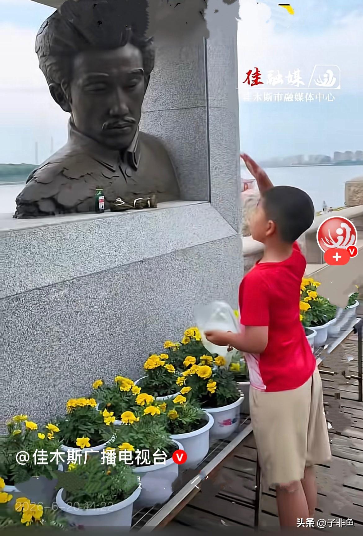 6月20日，佳木斯东北抗联雕塑馆内。一幕看得人热泪盈眶。小朋友手捧着香甜粽子，轻