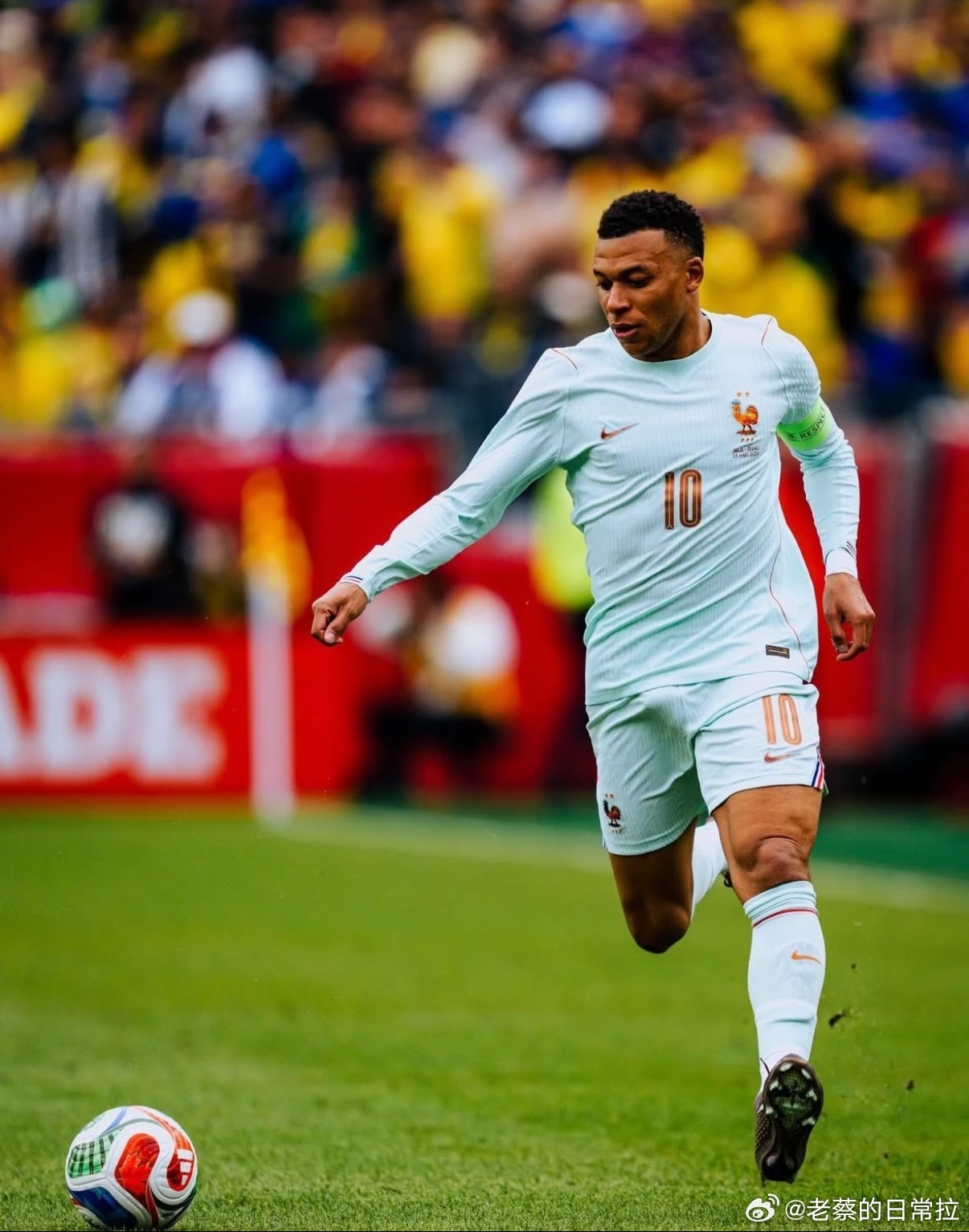 巴西1比2法国 国际友谊赛上演巅峰对决，十人法国2-1力克巴西！姆巴佩单刀挑射破