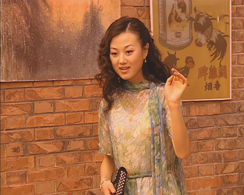 邱惜珍这套衣服清新淡雅，腰带和丝巾点缀的恰到好处，给衣服增加了些许设计感。
#金