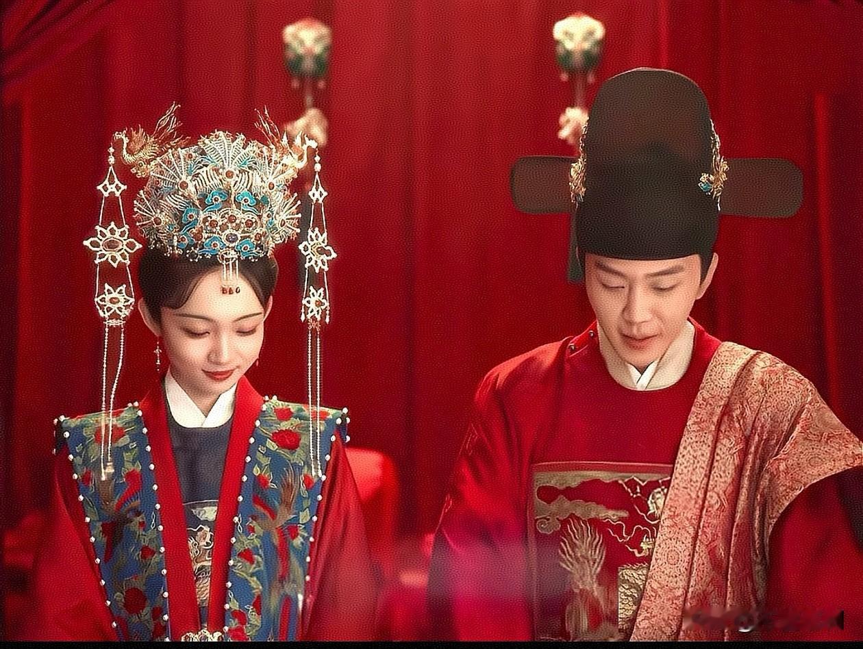 兰香如故：三妹妹侯爷大婚，谁说侯爷不会笑的，感觉两人腼腆的笑，但发饰晃动，我能感