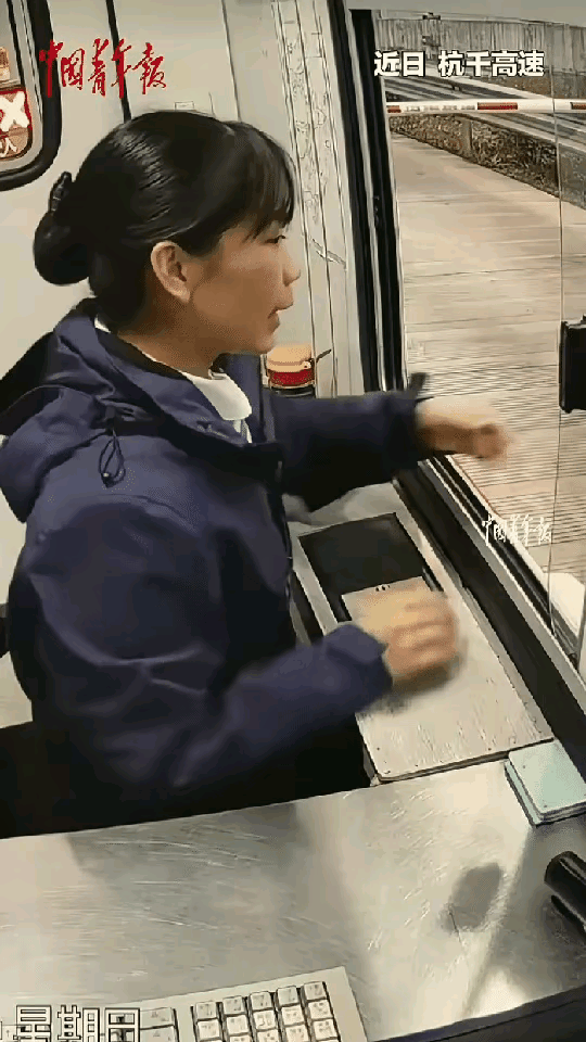 一名卡车司机交完费，刚挂挡准备驶离，收费员无意间往车厢里扫了一眼，突然出声喊住他