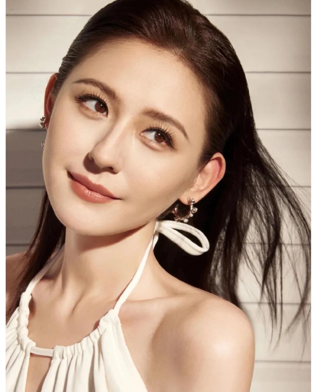 我一直以为热依扎是新疆人，看到 “热依扎是地地道道老北京人” 这个消息时，估计不