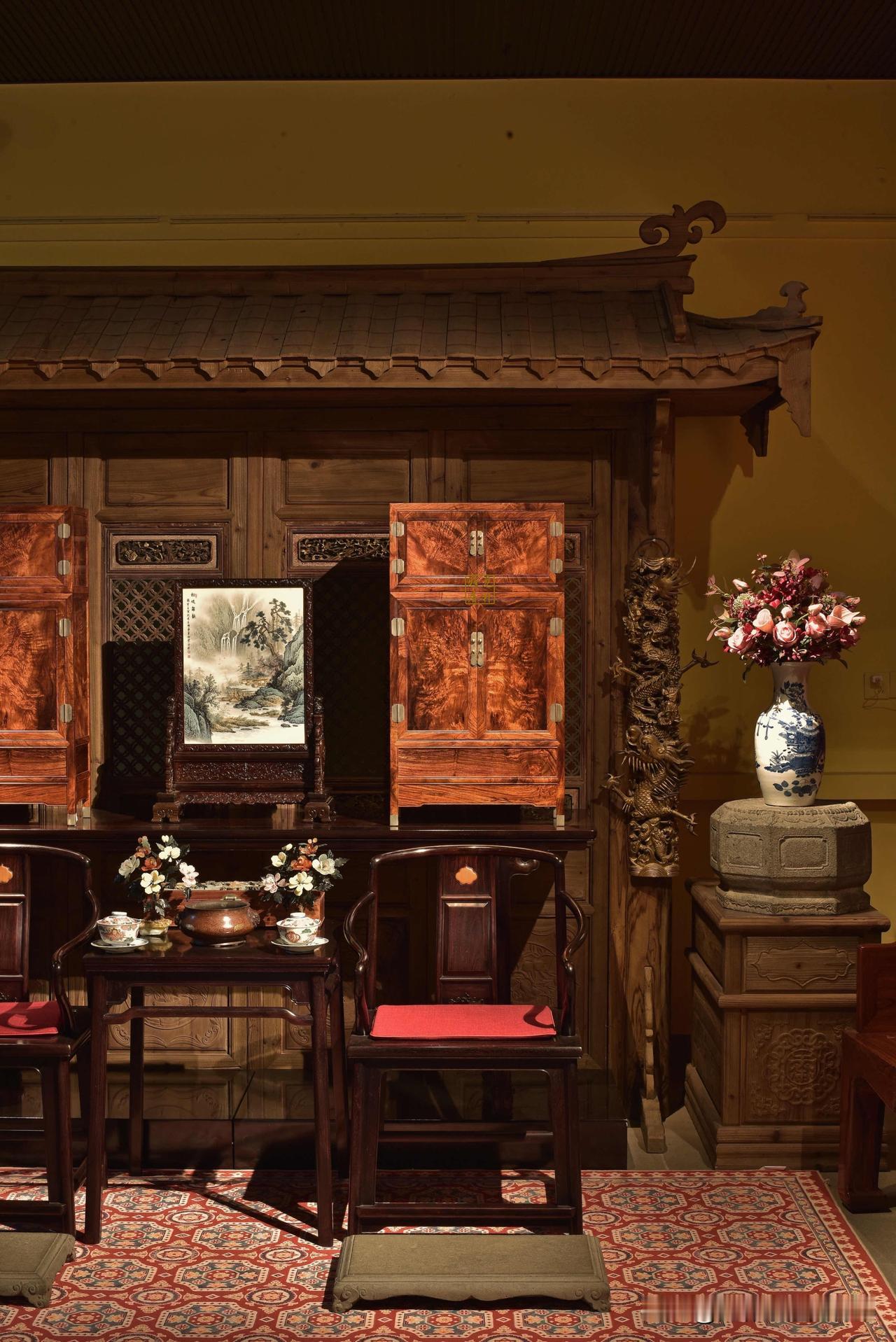 豪宅中堂的排面，全在这对黄花梨顶箱柜！
木韵承古，风雅藏今。画面中，传统中式中堂