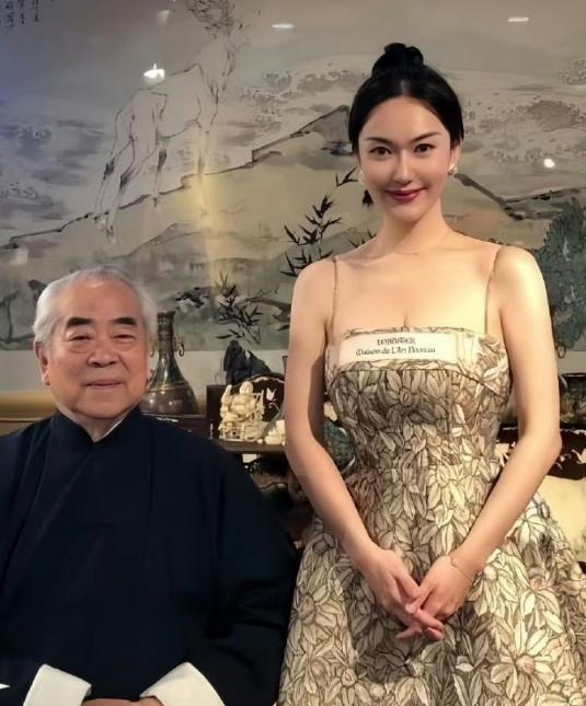 老夫少妻本就是比较特殊！明显老范在学习当年的老齐，但是老齐能控制得住，老范不行。