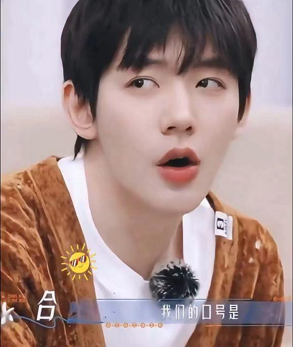 邓为[超话]邓为湿发素颜花儿与少年花儿与少年8 就喜欢他这种随遇而安的松弛感。衣