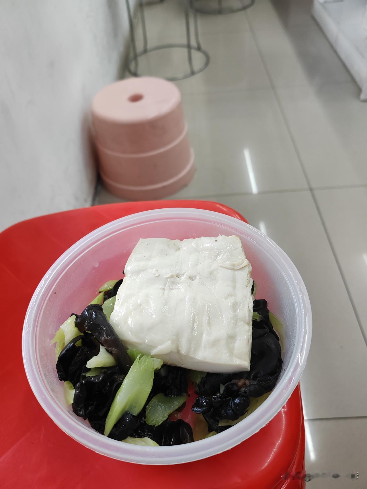 这几天我上中班，而且我现在吃的控糖餐，所以黑皮下午到家自己做饭吃，就两天没给他做