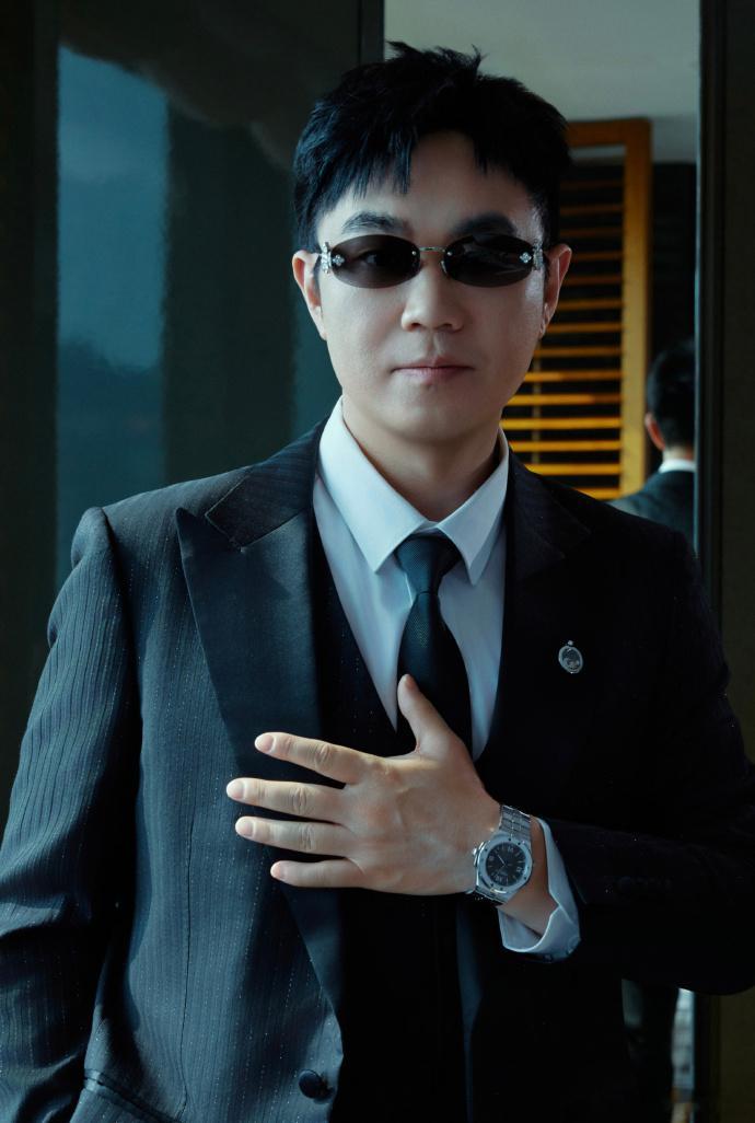 大鹏11年从新人导演成长为最佳导演大鹏获最受传媒关注导演编剧这次双重荣誉从来不是