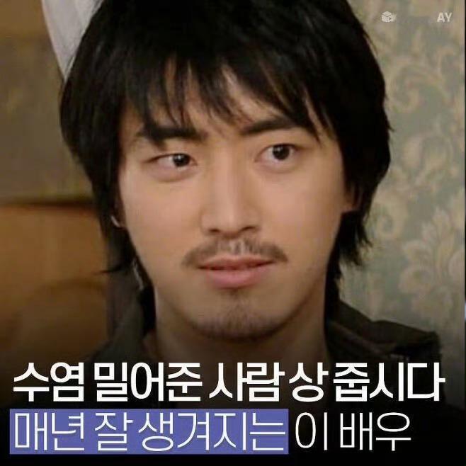 20代的李浚赫就是自己防爆自己留个胡子哈哈哈哈哈现在40代刚刚好 