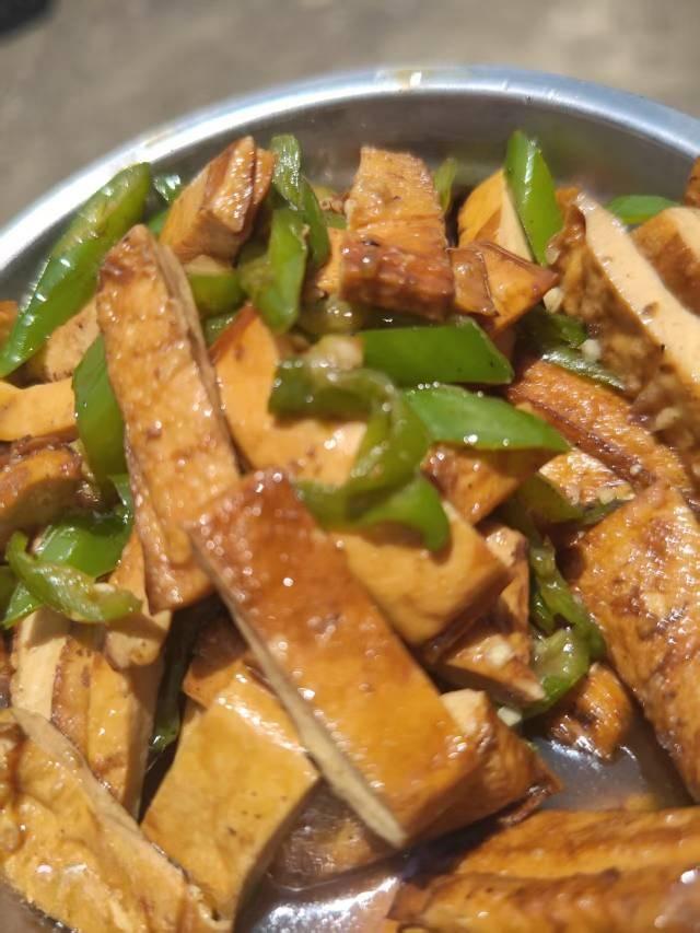 豆腐干炒青辣椒下饭吗？豆腐干6元钱一斤，我买了四元钱，但我觉得不好吃呢？不管我怎