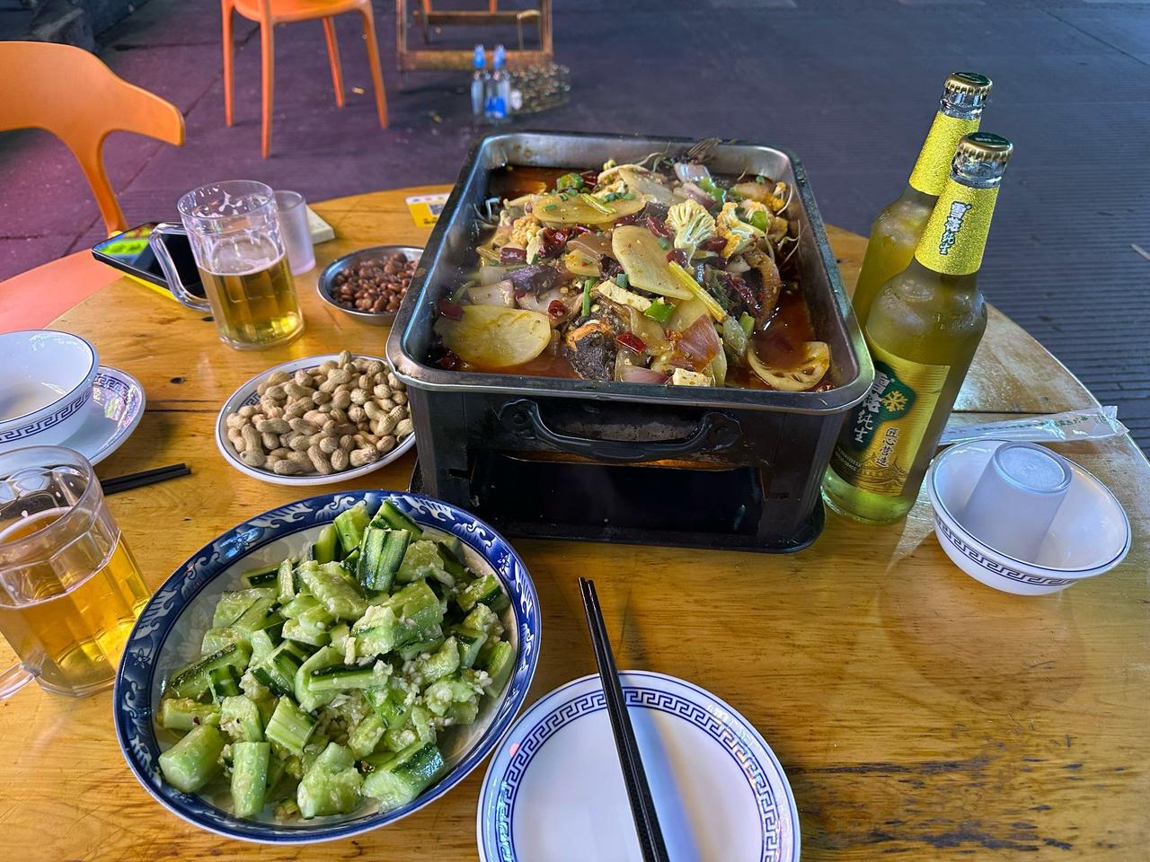户外野餐，美食与啤酒相伴，享受美好时光！🍻🍜🌞