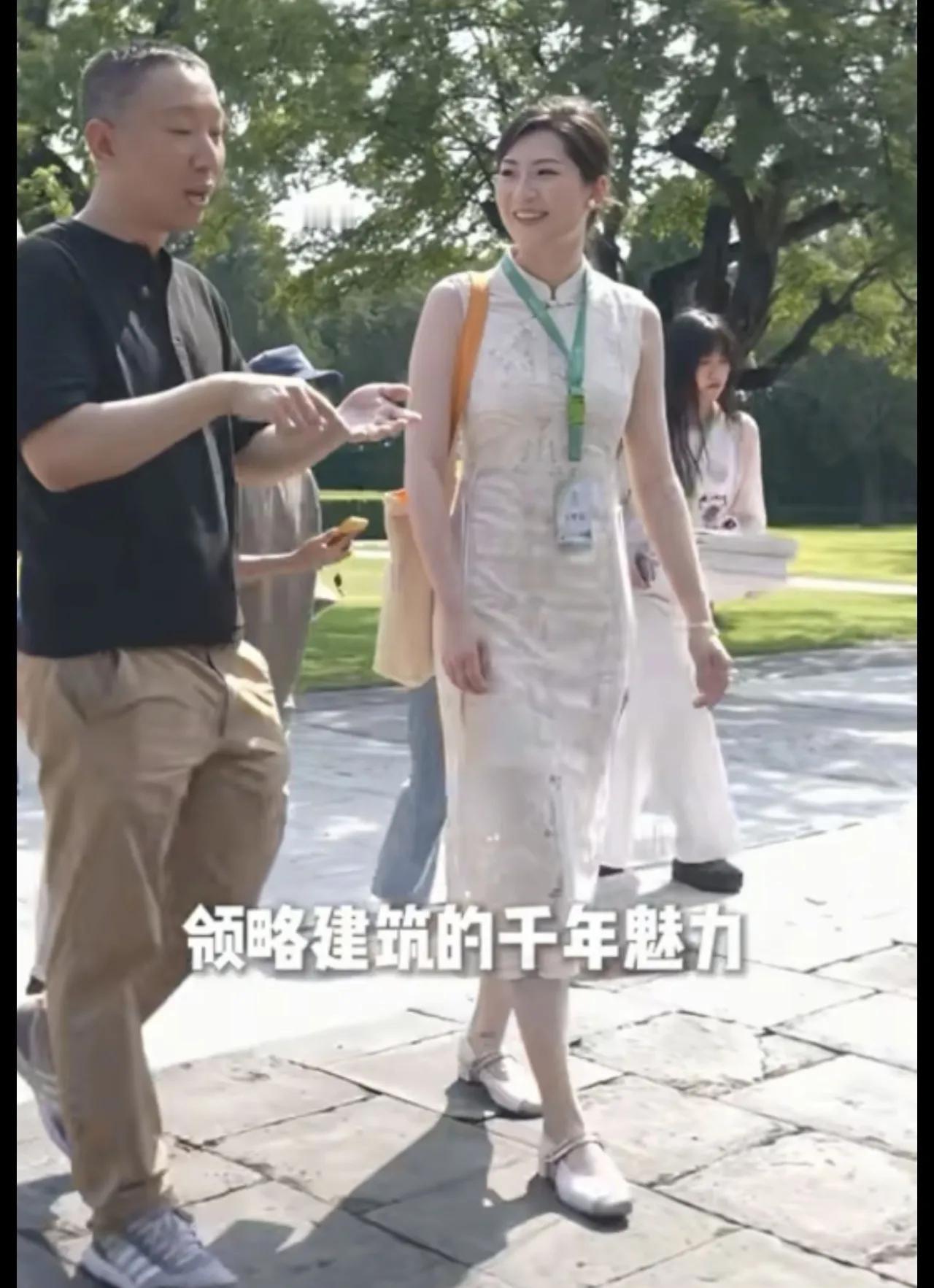盼盼今天美得不像话！

一袭旗袍穿出了东方女性国泰民安的富贵相儿，简直美得不像话