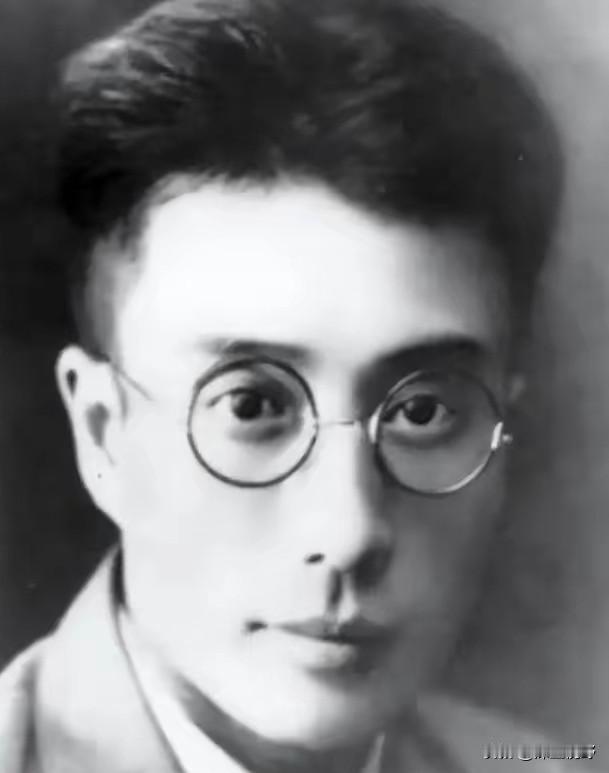 1931年4月28日黎明，李克农来到钱壮飞妻子张振华住房的窗户下，急中生智，开始