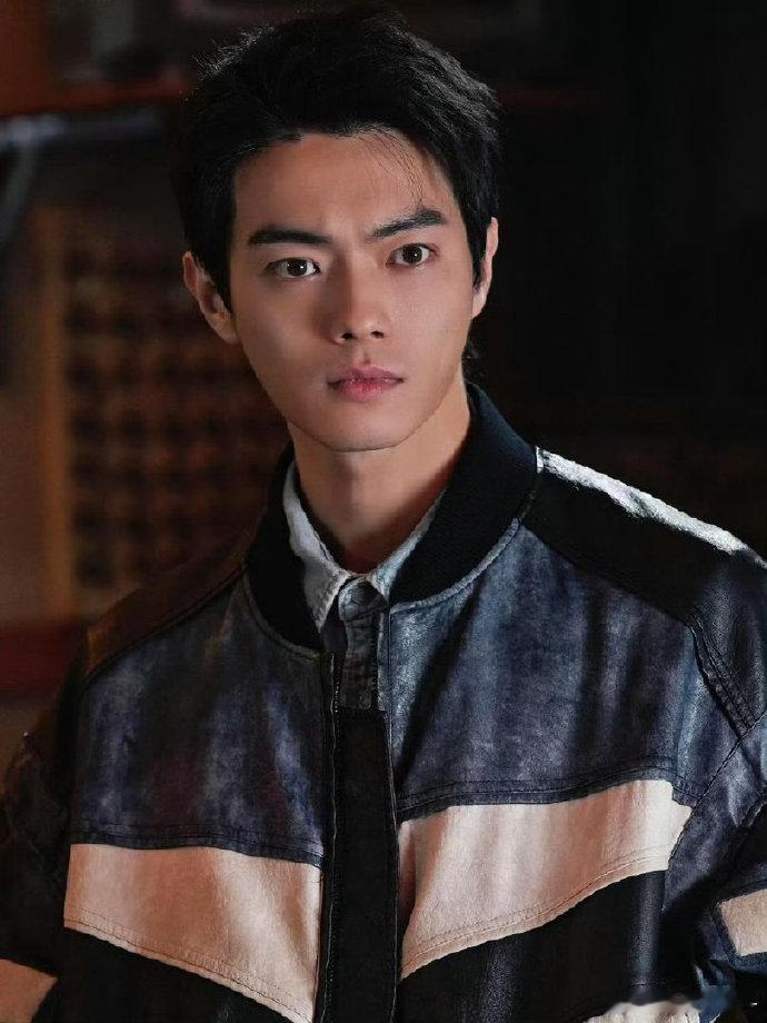 涂松岩喊话许凯许凯回复涂松岩笑不活了！内娱少见的剧外联动整活，《方圆八百米》全员