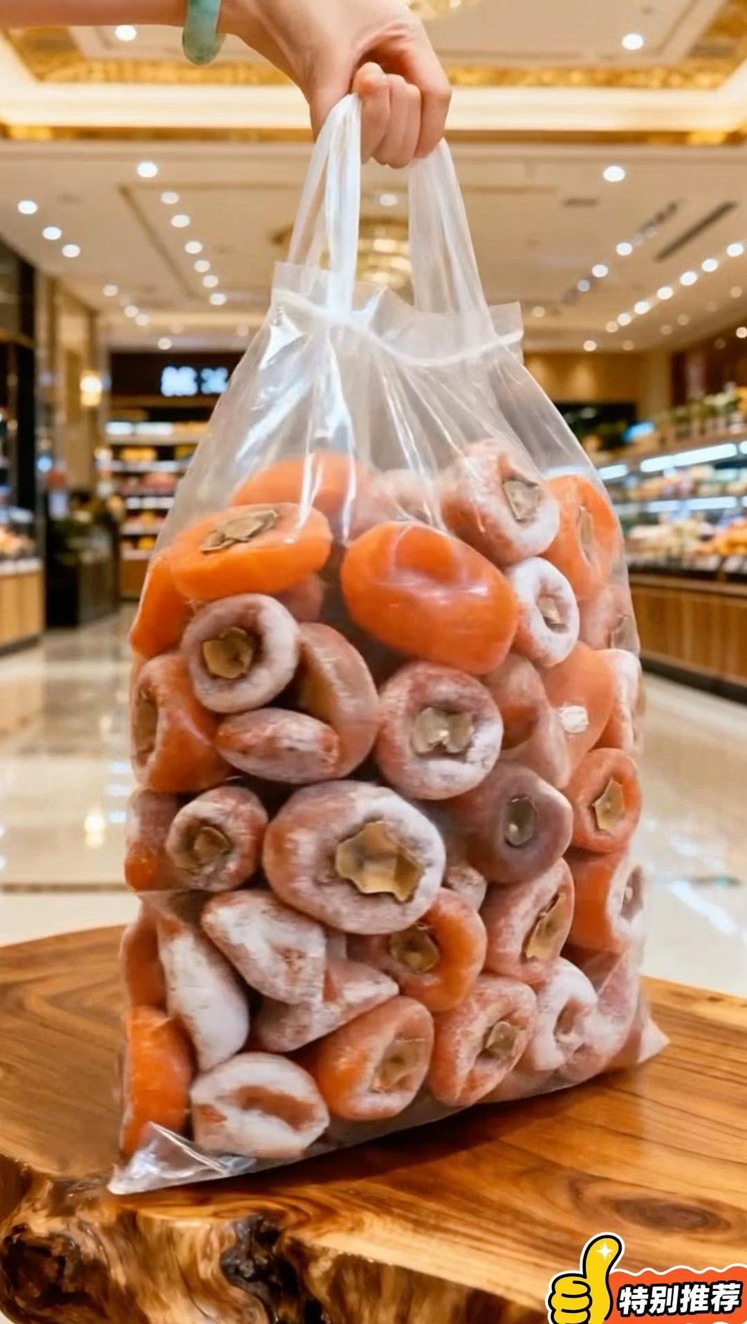 糯叽叽的柿饼太绝了！橙红果肉裹着细腻白霜，入口软糯绵密，清甜不腻，带着...