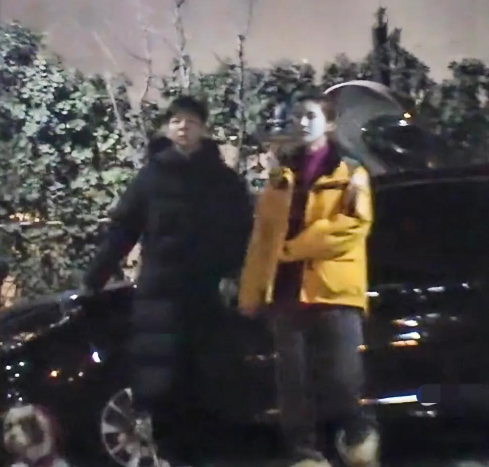 这对真的修成正果了吗？👖拍到胡夏过年提着礼物去金晨父母家，俩人晚上还挽手遛狗，
