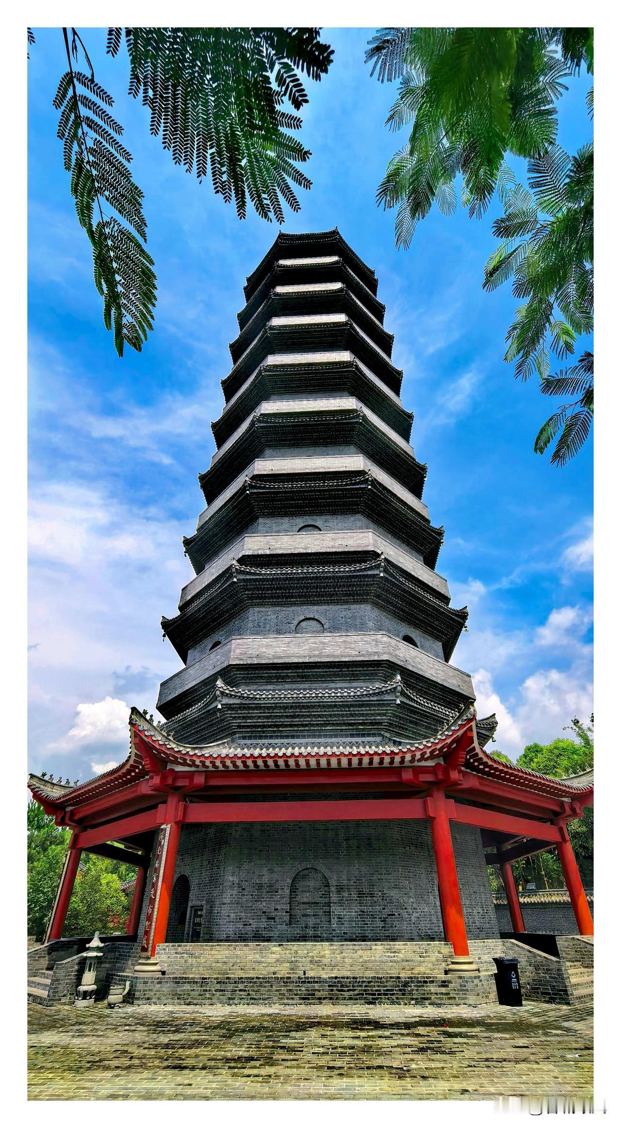 《千年古塔佛光现，慈湖胜境宝光来》
于广东英德黎溪镇的慈湖深处，隐匿着一座千年古