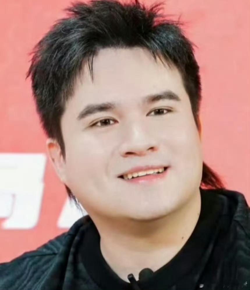 哈哈哈哈哈哈哈小曹导演瘦下来挺帅的 ​​​