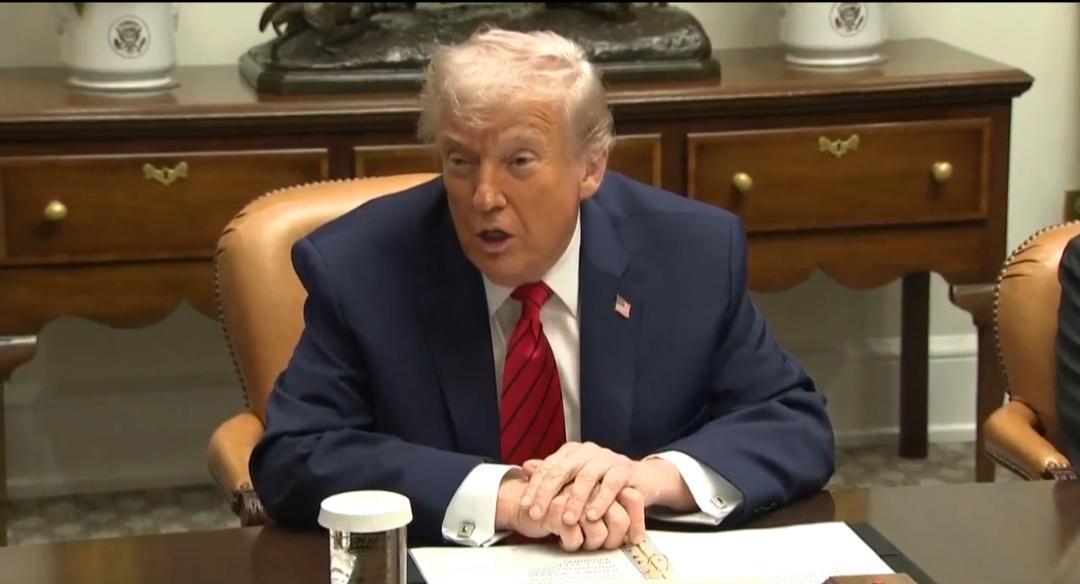 特朗普谈他推出的金卡时表示：那些大学毕业后不得不返回印度、中国或法国，无论他们来