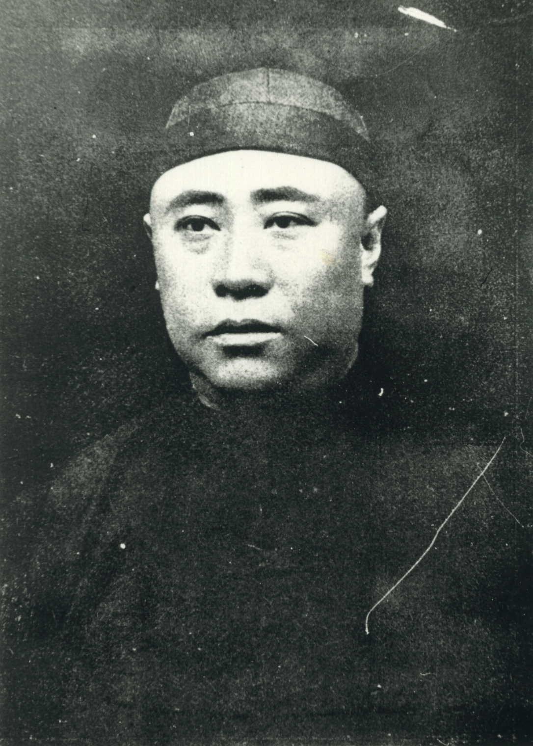 1925年，张作霖治下的铁路局长常荫槐因公出差。听手下说头等包厢有个男客，不买票