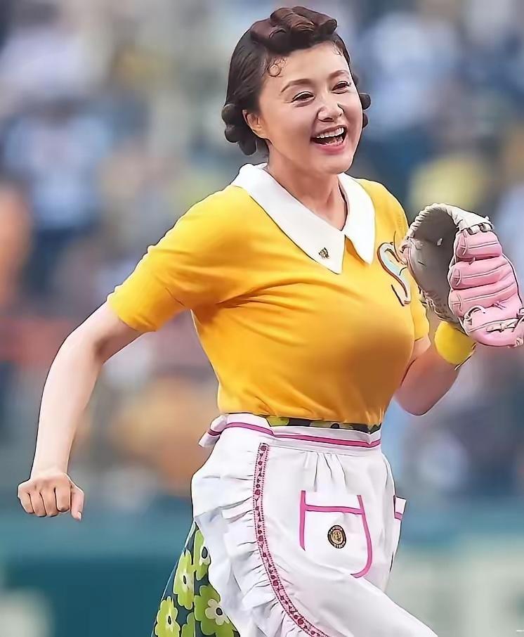 当年的日本小姐冠军和性感女神藤原纪香，如今也成了老大妈了。但，跑起来依然风韵犹存