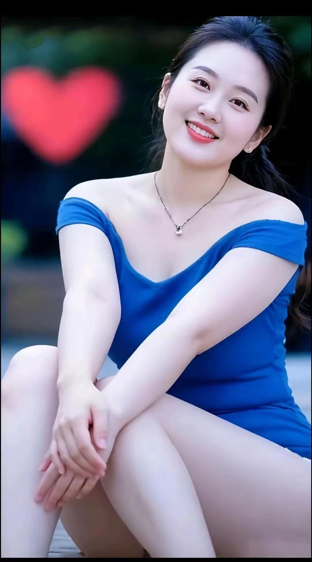 上联：事不三思终有悔，
下联：情弗一心鲜有终。