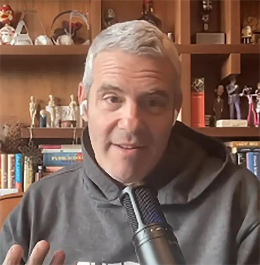 著名电台主持人 Andy Cohen 最近在新的节目中澄清自己的性倾向。
他表示