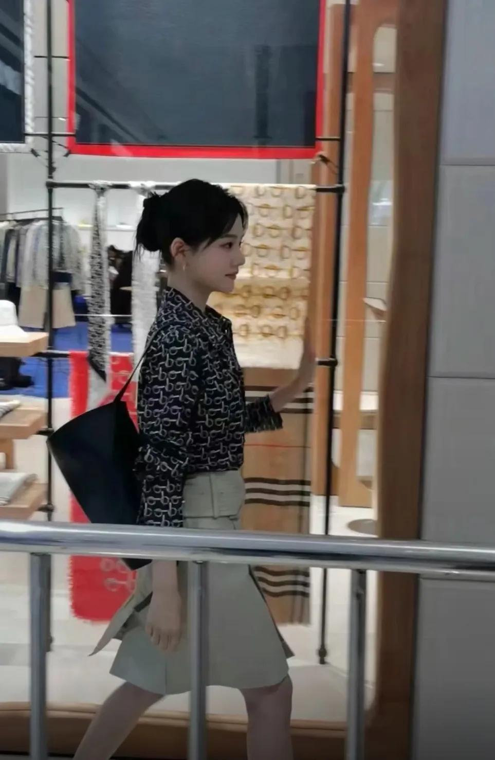 任敏生图真不错！很有气质韵味，感觉她是属于不上镜的类型吧，私下生图的话看着更有气