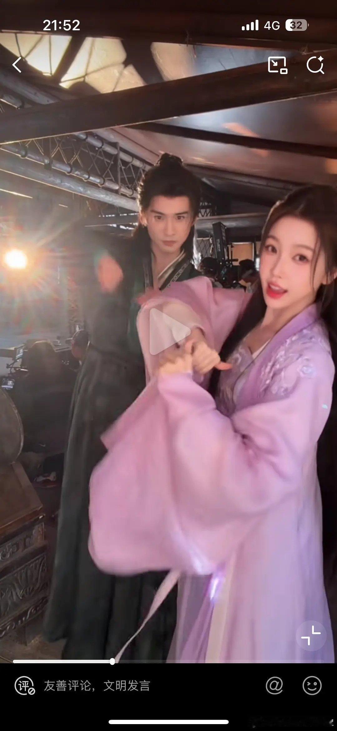 张云龙只要和虞书欣同框脸就会变得很奇怪。。 