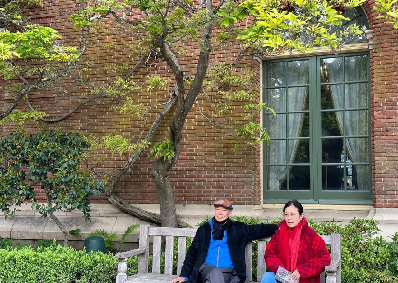 近日，香港老戏骨汪明荃晒出与丈夫罗家英一起到美国费罗丽庄园游玩的照片。
她与大家