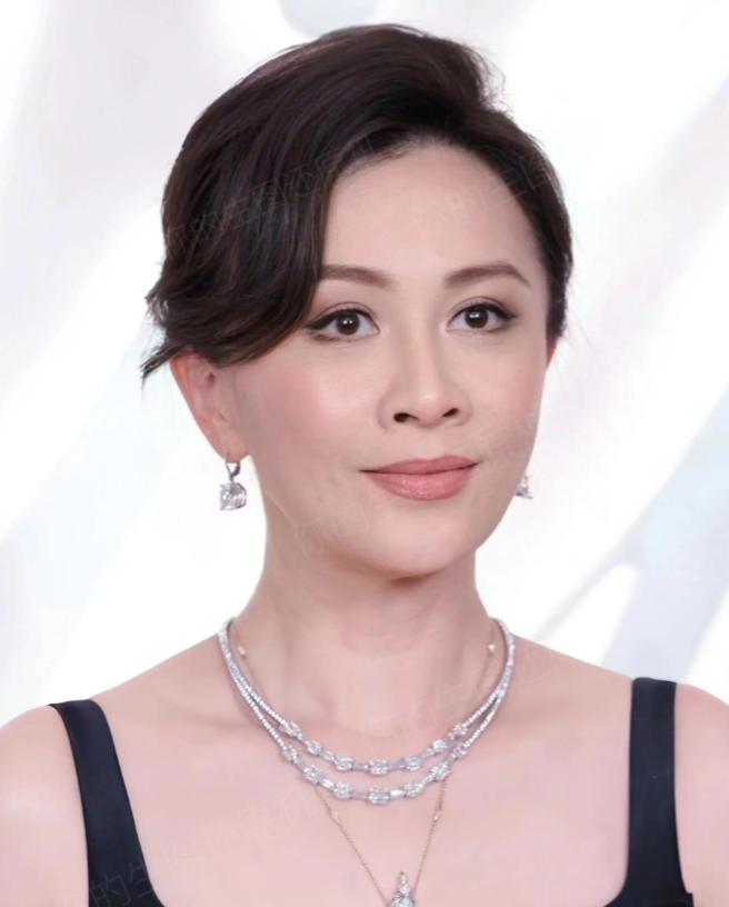 1990年，刘嘉玲被绑架失踪3小时后，失魂落魄地回来说：只抢了一千现金和手表。梁