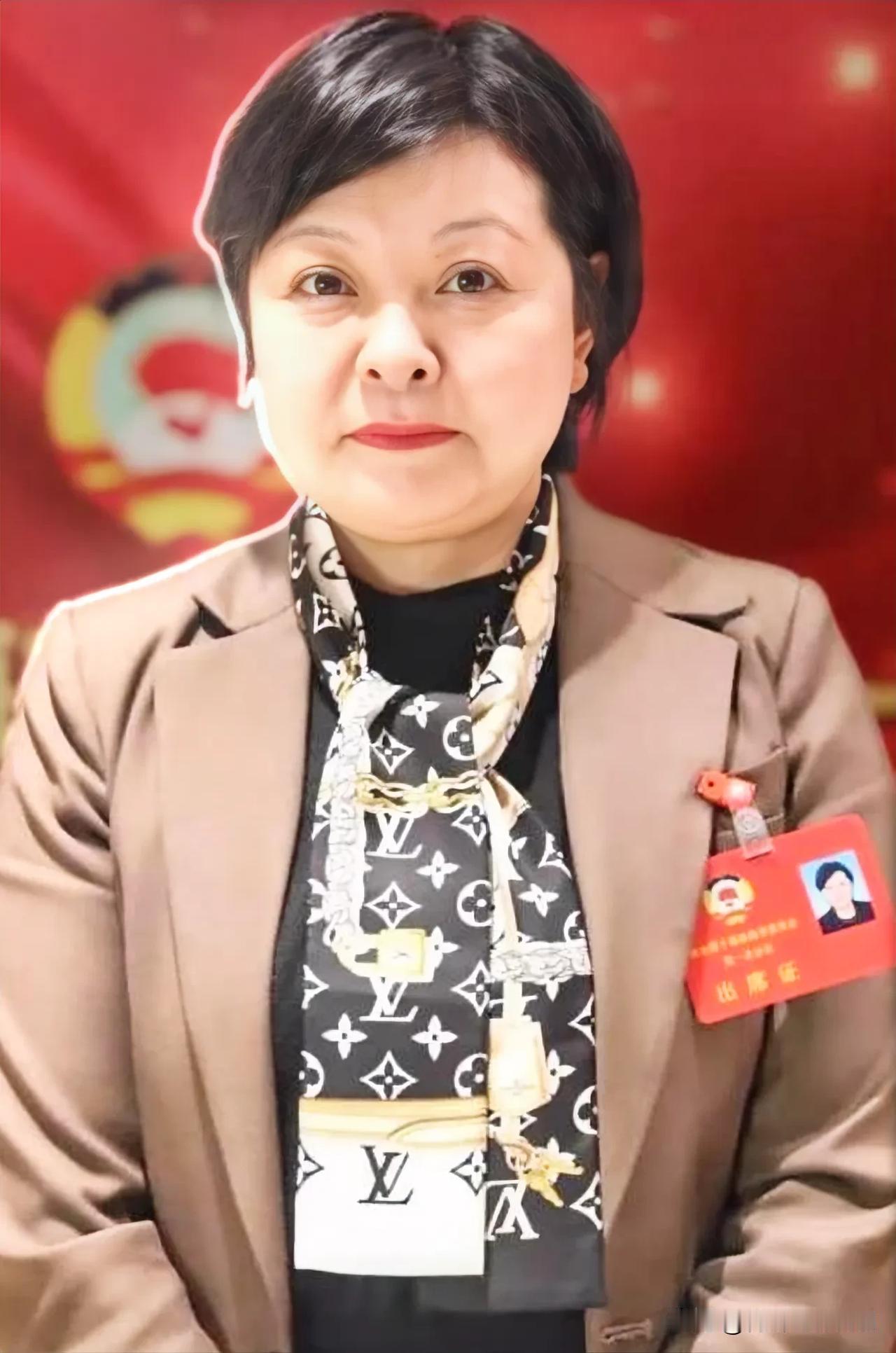 女局长李桃艳因受访戴了一条2000元LV 丝巾就被查了，不藏敢露，何尝不是一种自