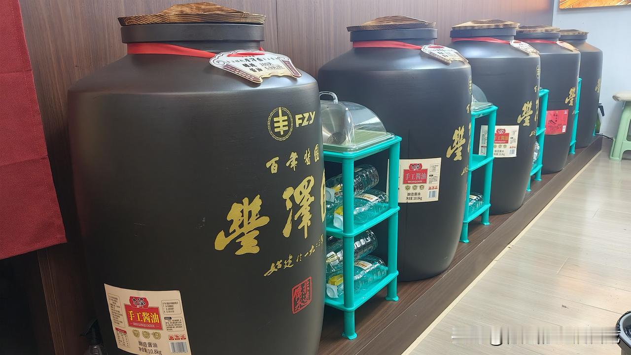 上班才第7天，老板就回了老家，整间店直接丢给我们两个新手，这老板心可真宽。

我