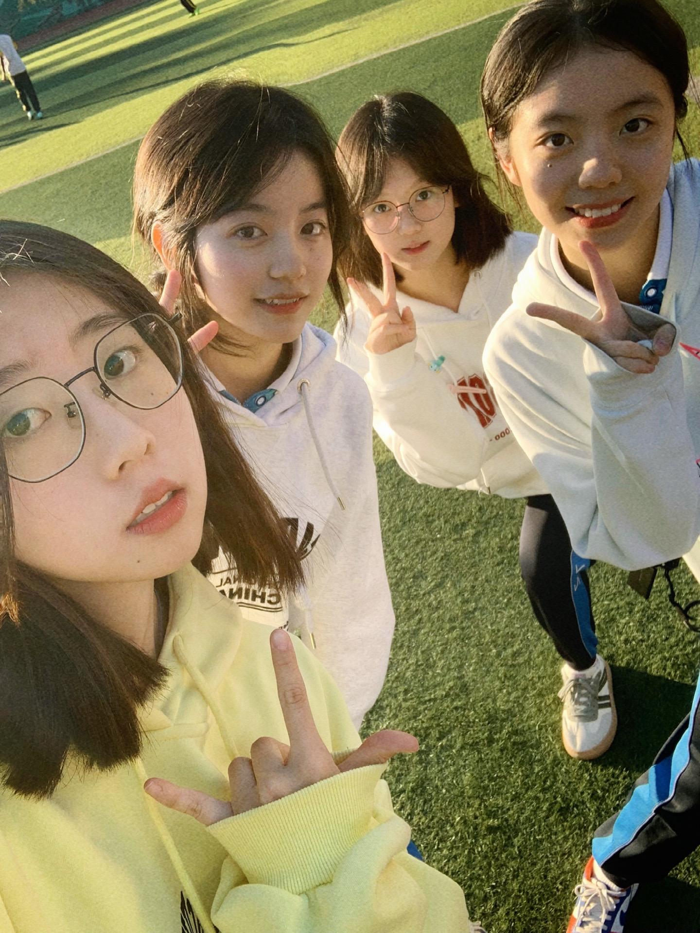 我们都不懂时间的重量 所以当离别真正到来的时候只能傻傻愣在原地 人有时...