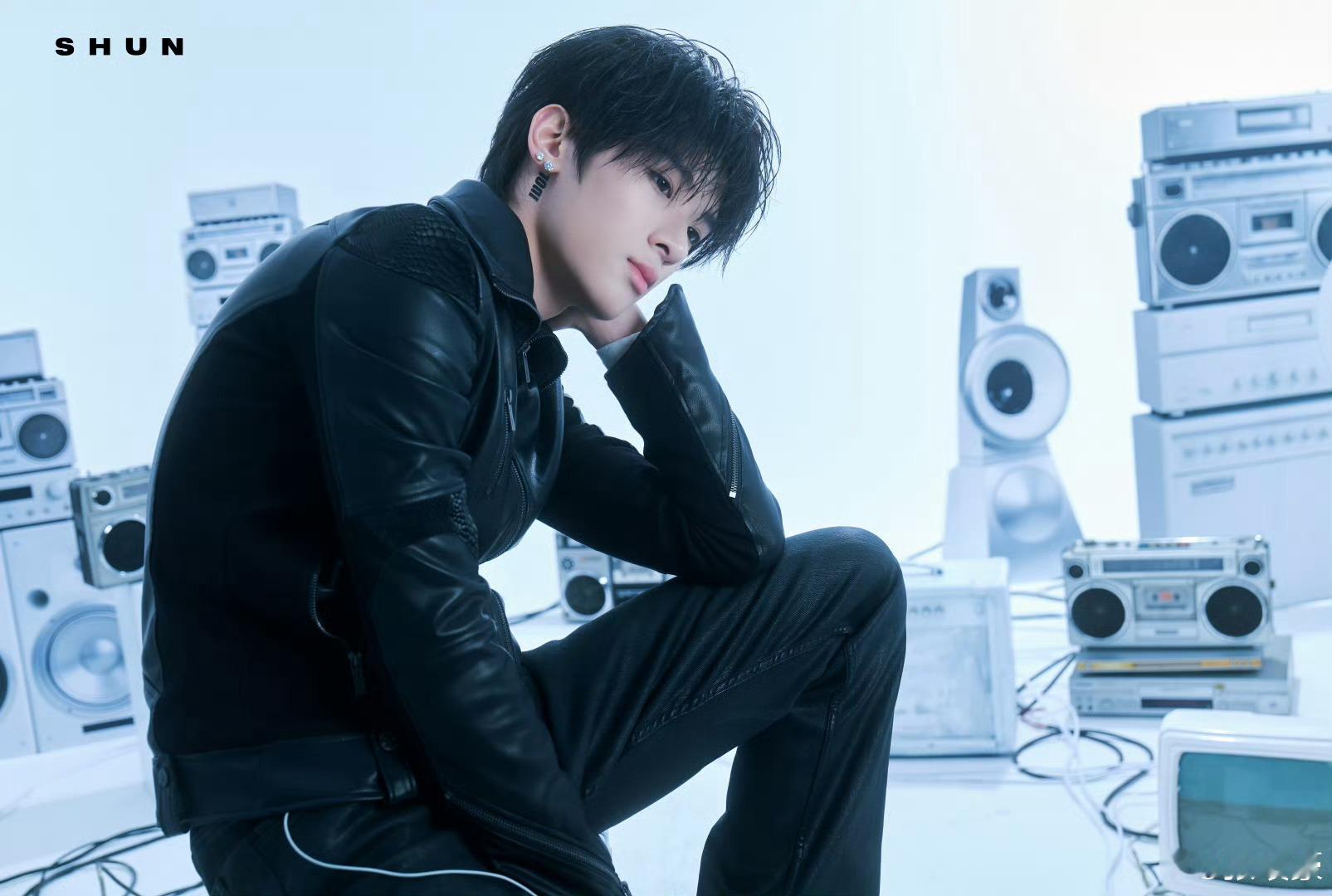 内娱就这么陪张峻豪胡闹 刷到惊蛰无声海报直接DNA动了，满脑子全是张峻豪的嘘宇宙