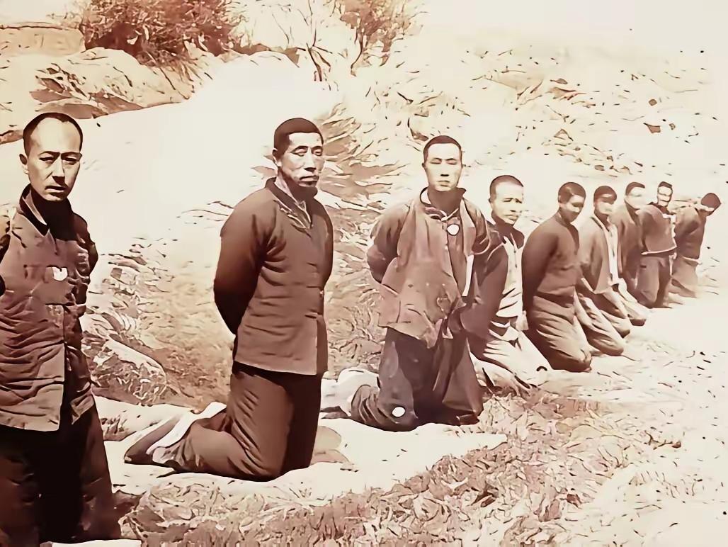 这张照片，看一次哭一次。

这是九位东北抗联英烈，留在世上最后的影像。

天寒地