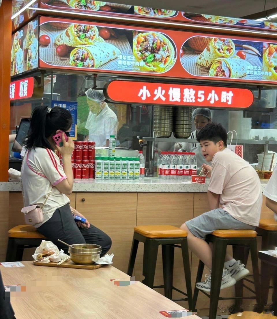 胡可沙溢在北京带两个儿子外出吃饭，夫妻俩一人带一个儿子分开吃，这下子都能吃到自己