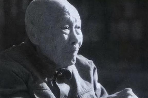 晚清时期，婉容把太监孙耀庭叫进闺房，命令他伺候自己冲澡，谁知，当她解开衣衫，孙耀