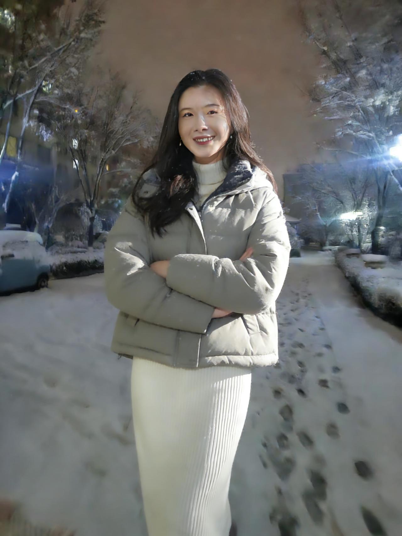 雪落天街覆玉沙，素裙轻扬立灯斜。
眸中自有星河在，一笑吹开万树花。