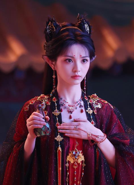 田曦薇否认与赖伟明恋情 因为田曦薇和赖伟明晒出同款炒饭，网友认为二人存在恋情关系