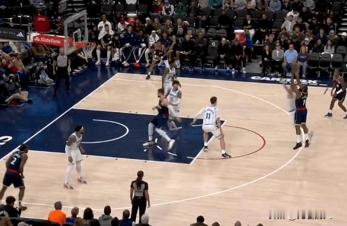 哈登三分命中超越奥尼尔，总得分来到第九，下一个追张伯伦



下半场开始，哈登三