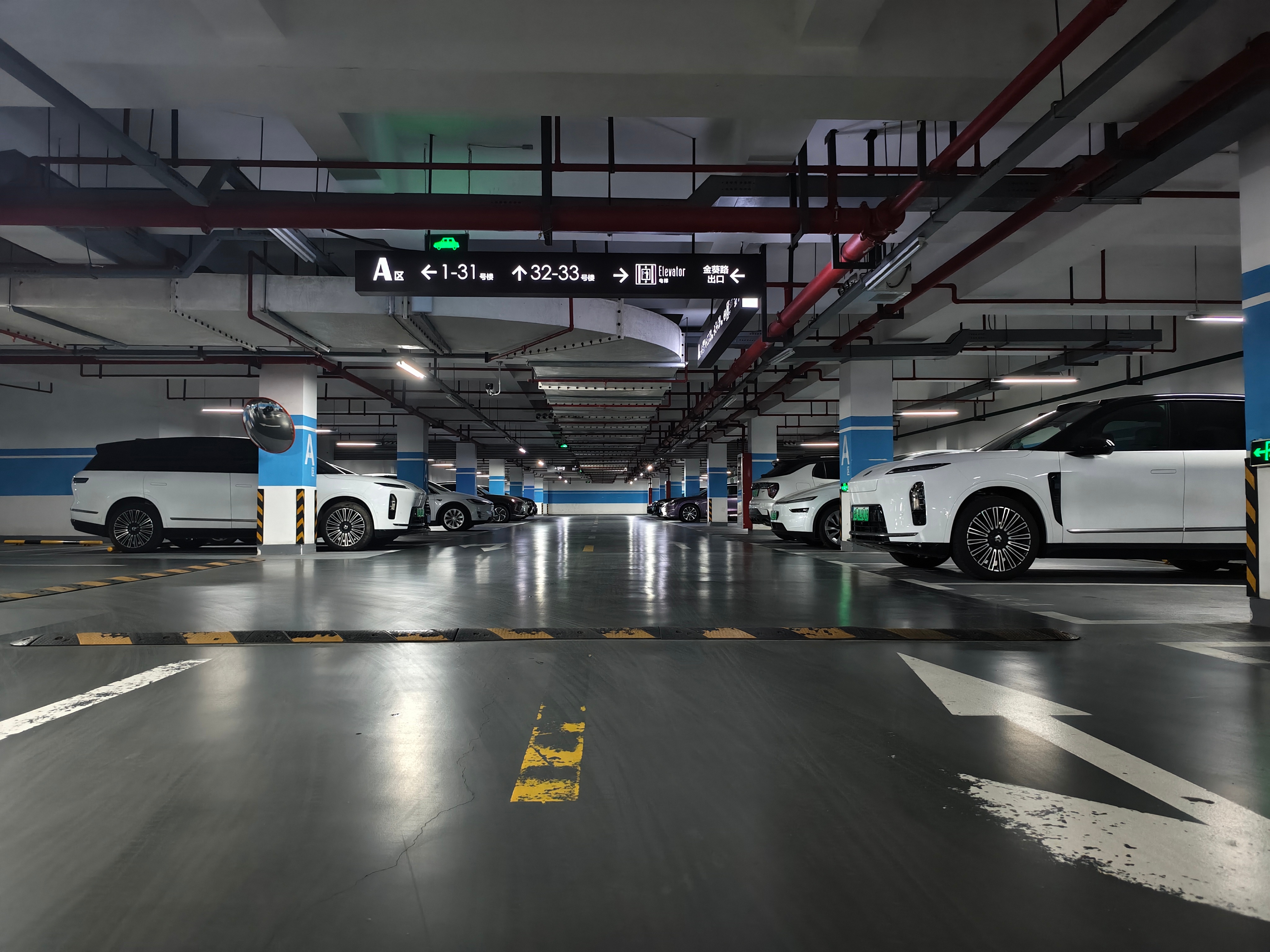 小区停车场这 ES8 密度，宛若误入漕河泾。