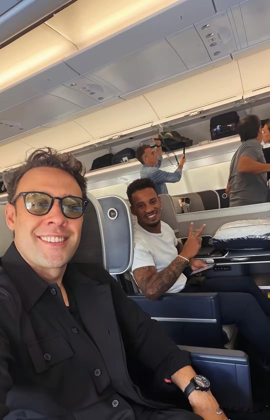 已经签了合同的拉唐也已经飞到了迪拜，在司机新的战术体系中，他应该是拉糖的，（主要