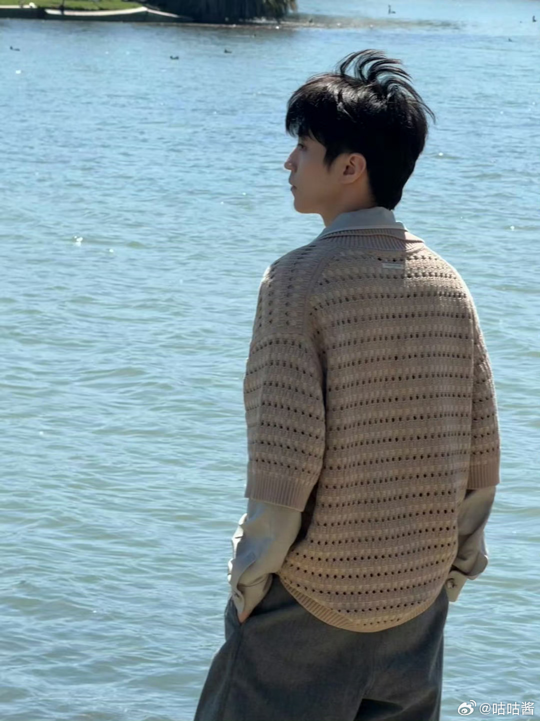 王俊凯无人乐园预热王俊凯黑天鹅同框画面 击中心巴，气质好干净啊，好喜欢 