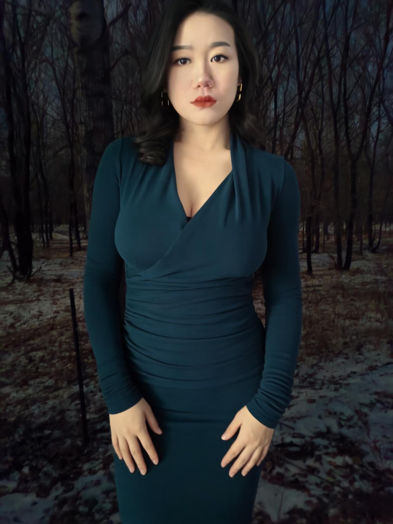 暮色沉沉笼远林，寒空淡淡染青金。
雪铺小径凝霜色，风拂疏枝弄冷阴。
翠袖轻垂承夜