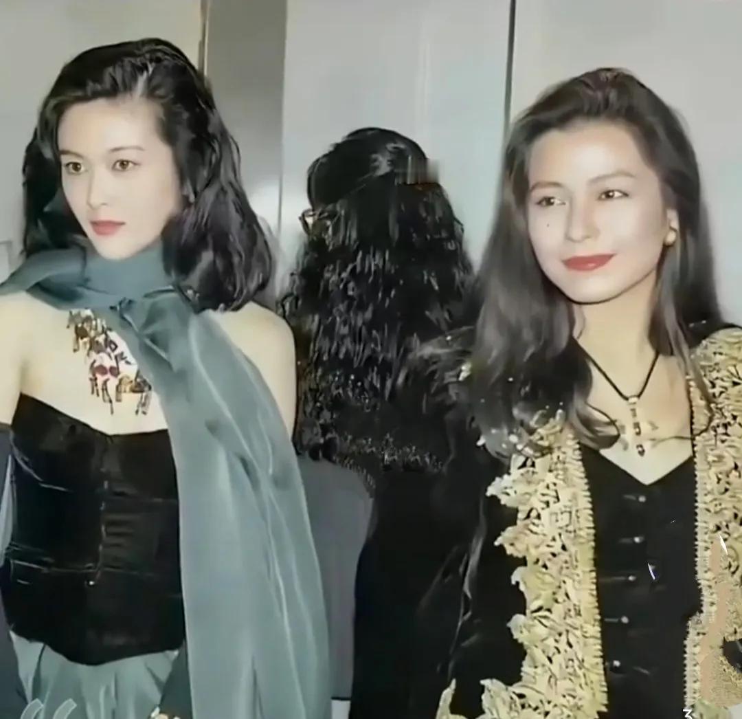 关之琳和钟楚红同框，姐妹俩发型相近，服装相近，一个是香港第一美女，一个是香港最性