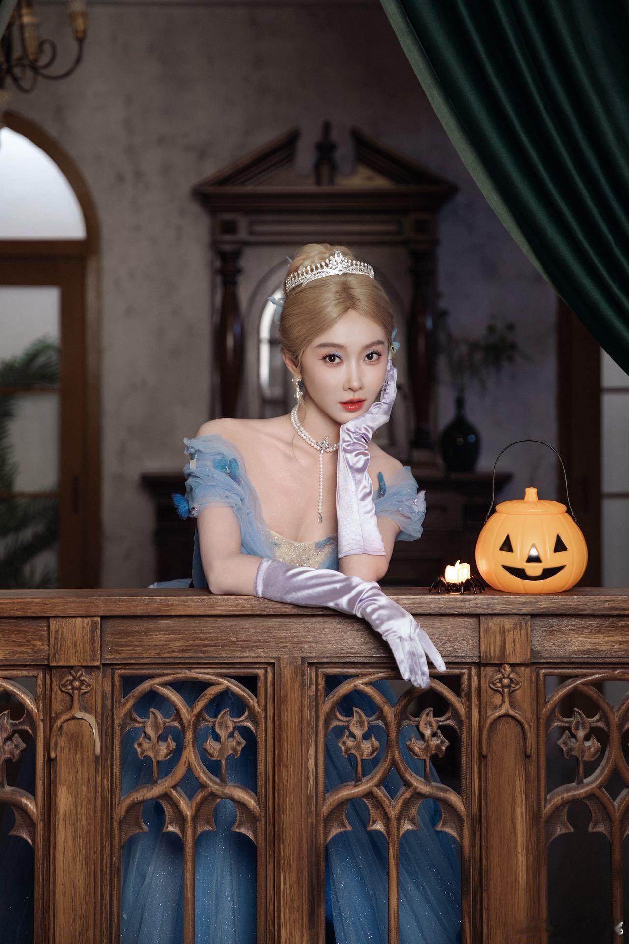 宣璐在逃灰姑娘具像化宝子们快看！宣璐这舞把在逃灰姑娘演活了，优雅又灵动，颜值气质