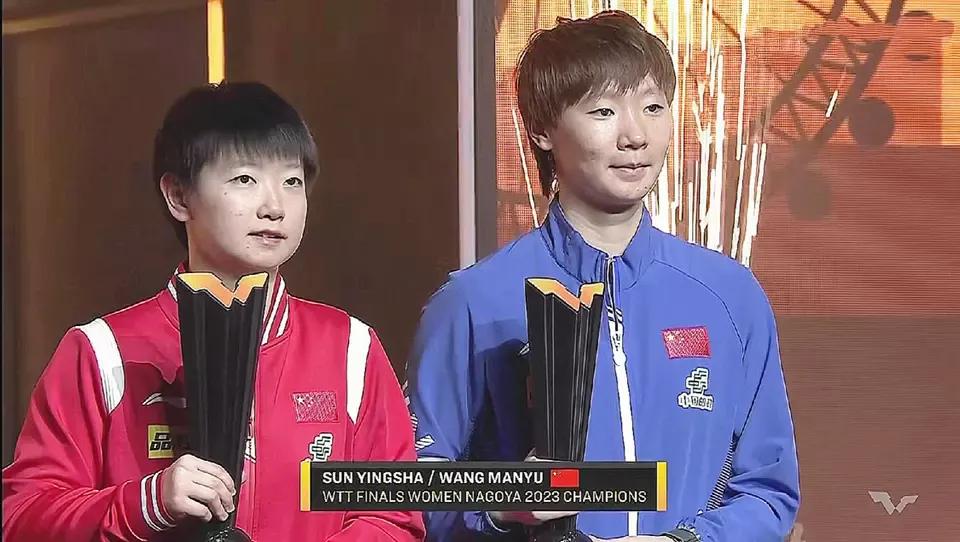 2023年年终女单最新世界排名中，孙颖莎高居第一，陈梦紧随其后。

根据公开资料