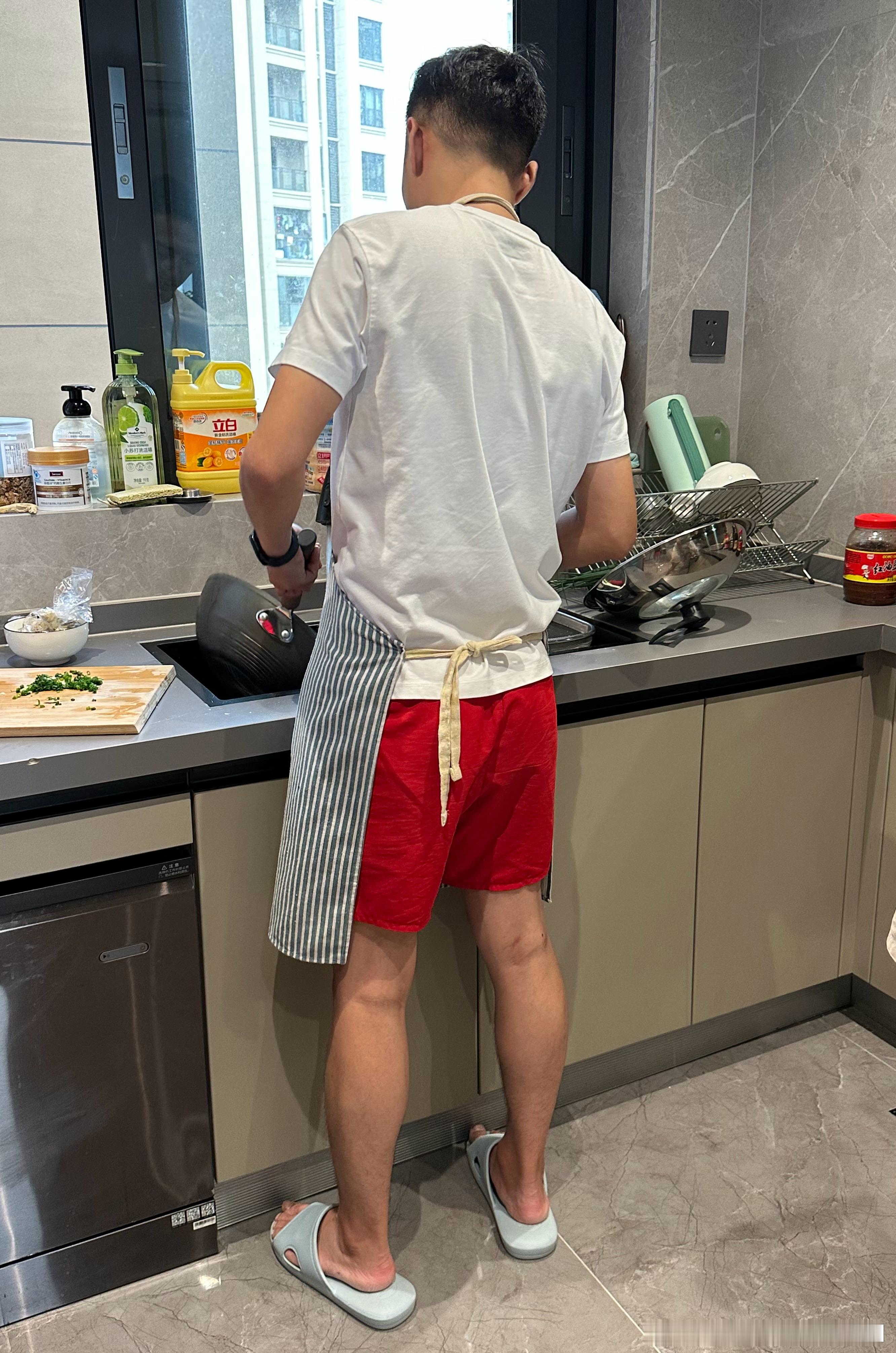 幺爸做的辅食两个娃吃得很香。午睡后怕把添添吵醒就把棣棣带回隔壁栋，和爷爷奶奶玩得