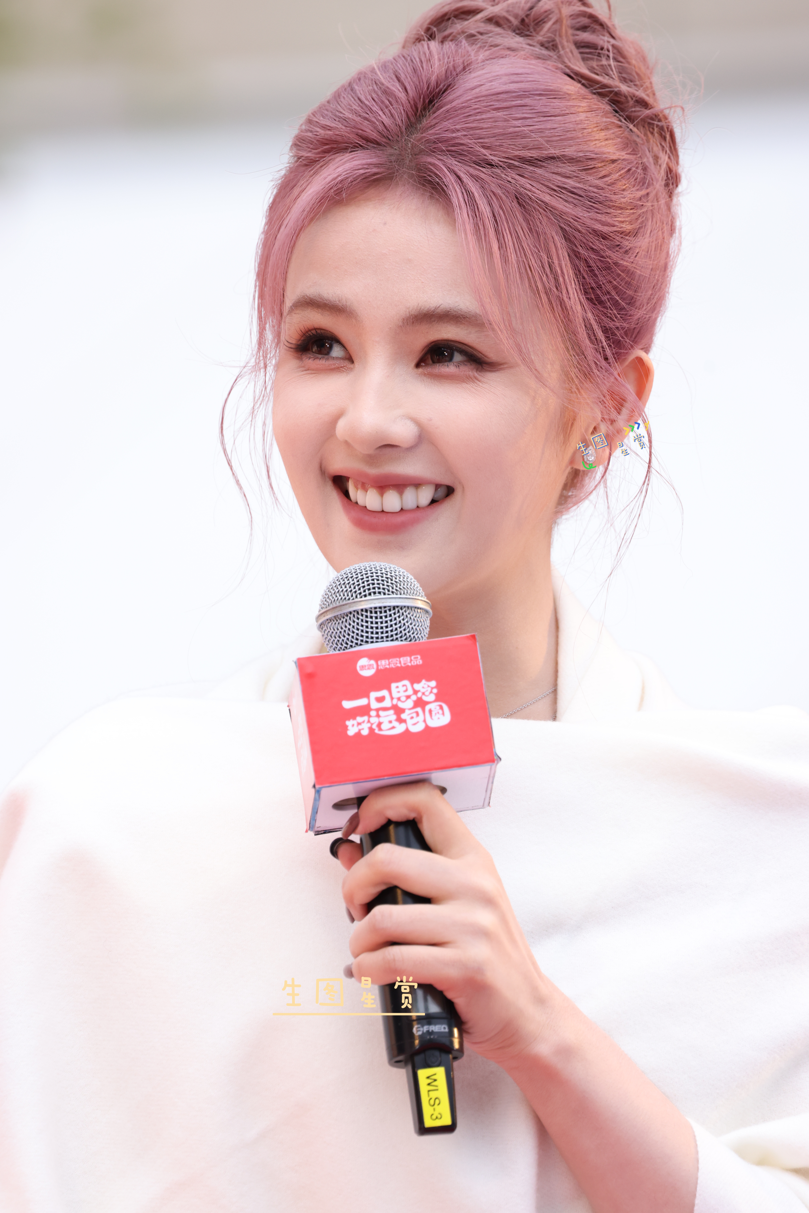 白鹿[超话] 白鹿成都活动见面会粉发白裙的梦妍，空气中都散着香甜味🫧白鹿粉发白