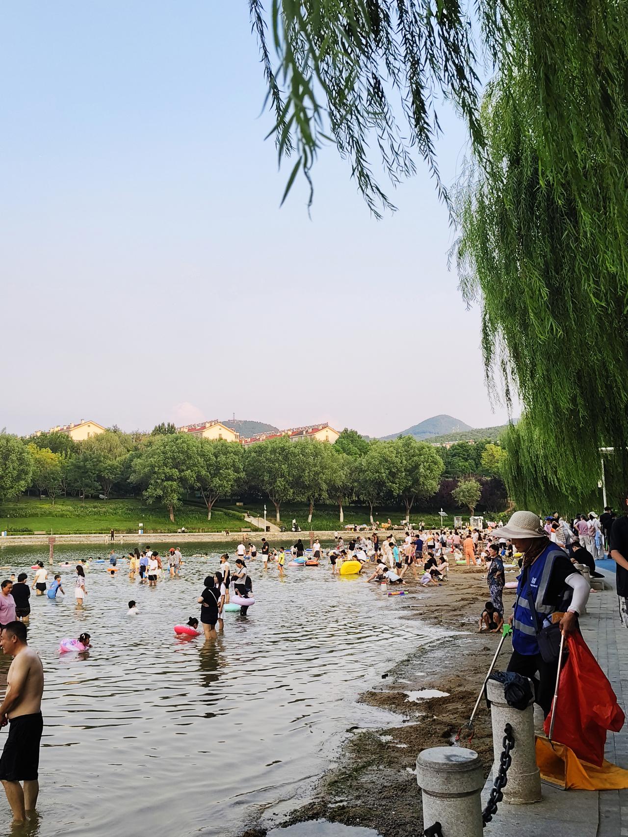济南孟家水库好热闹啊——游人如织，人声鼎沸！自从水库的水位下降以后，我就再没过去